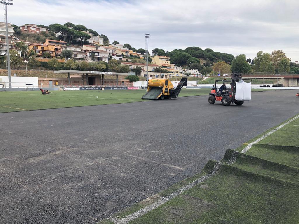 En marxa la renovació de la gespa del camp de futbol