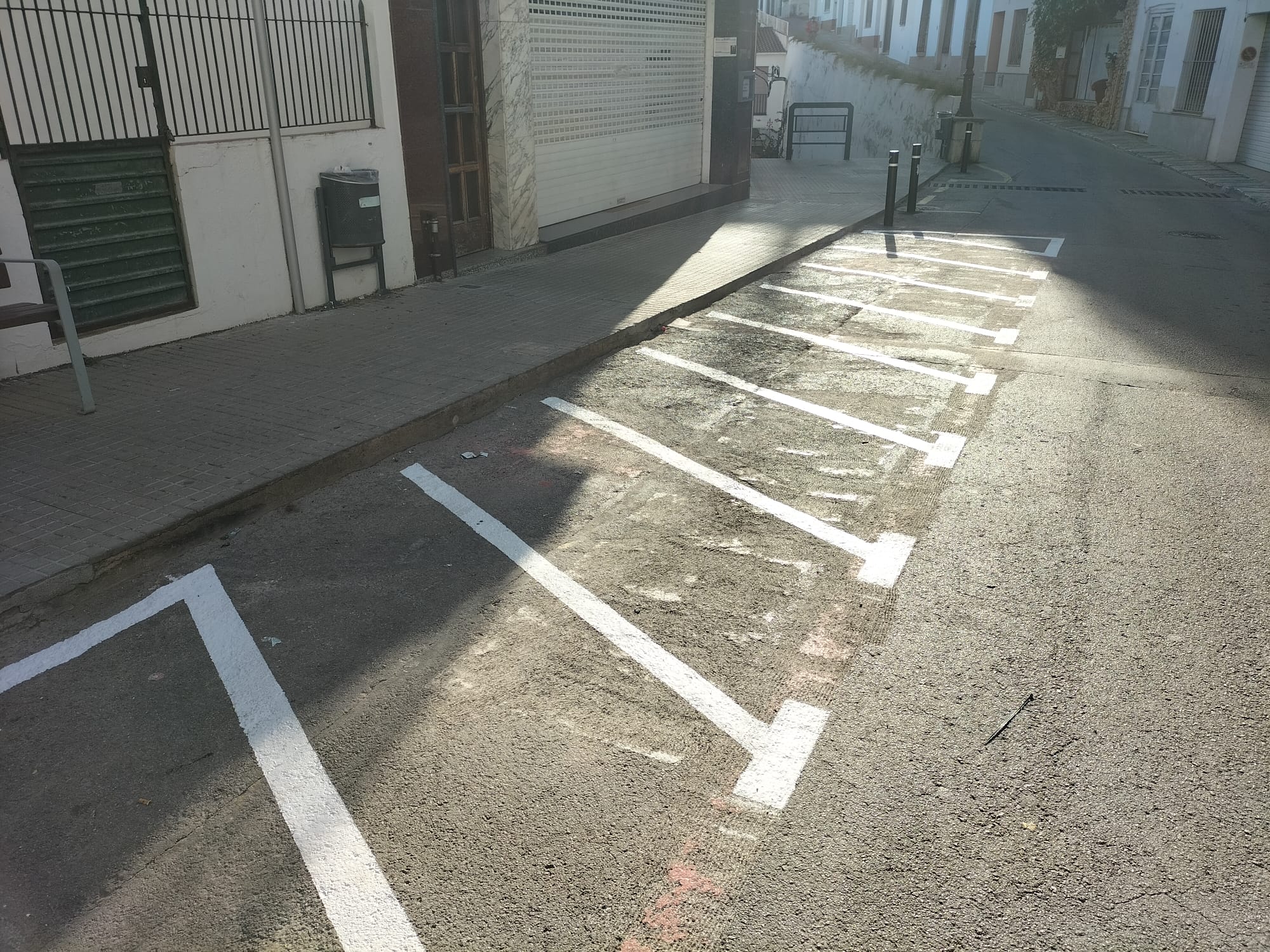 Noves places d'aparcament per a motos al c. Manzanillo