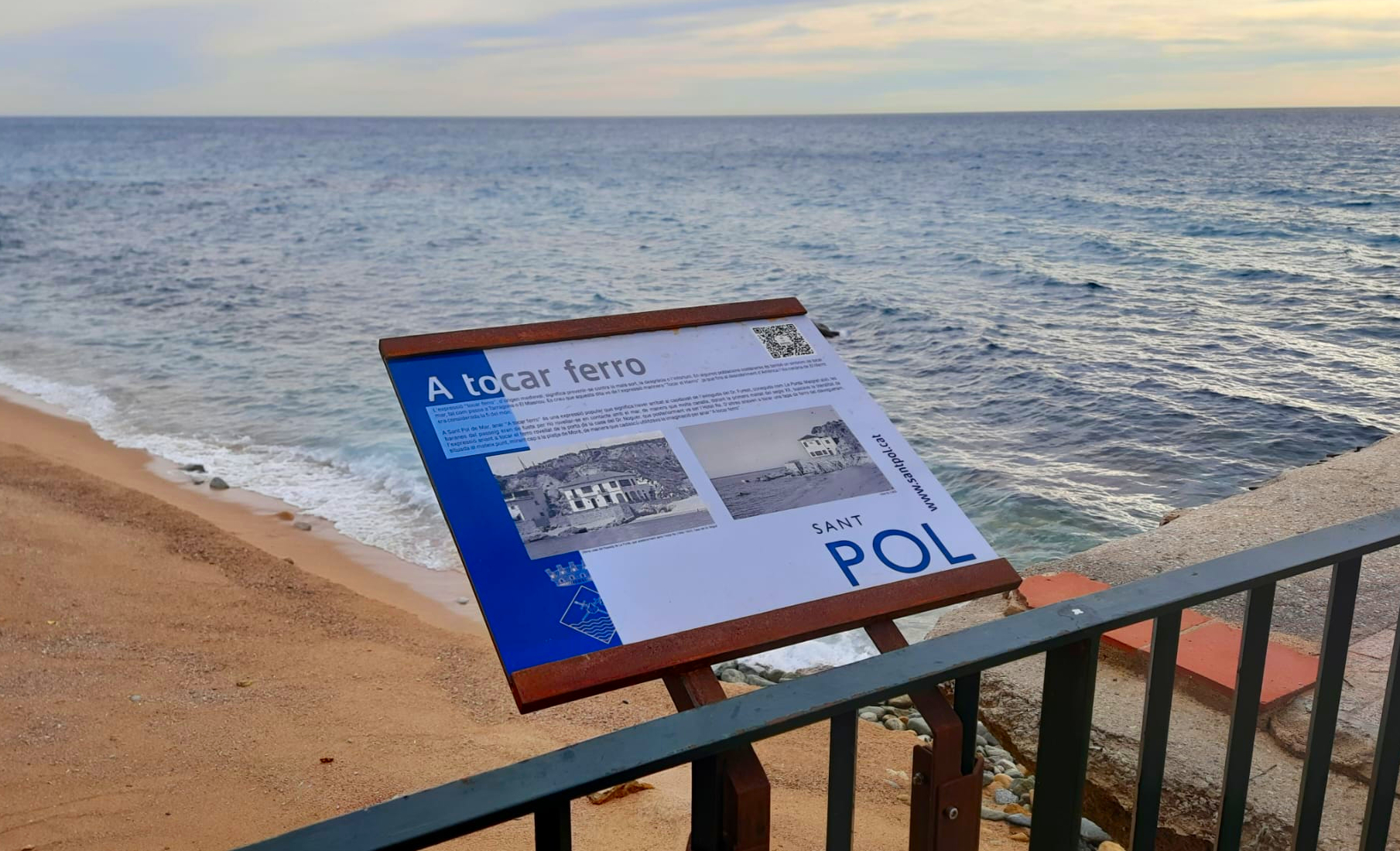 Nova placa d'informació turística a la plaça de 'Tocar Ferro'