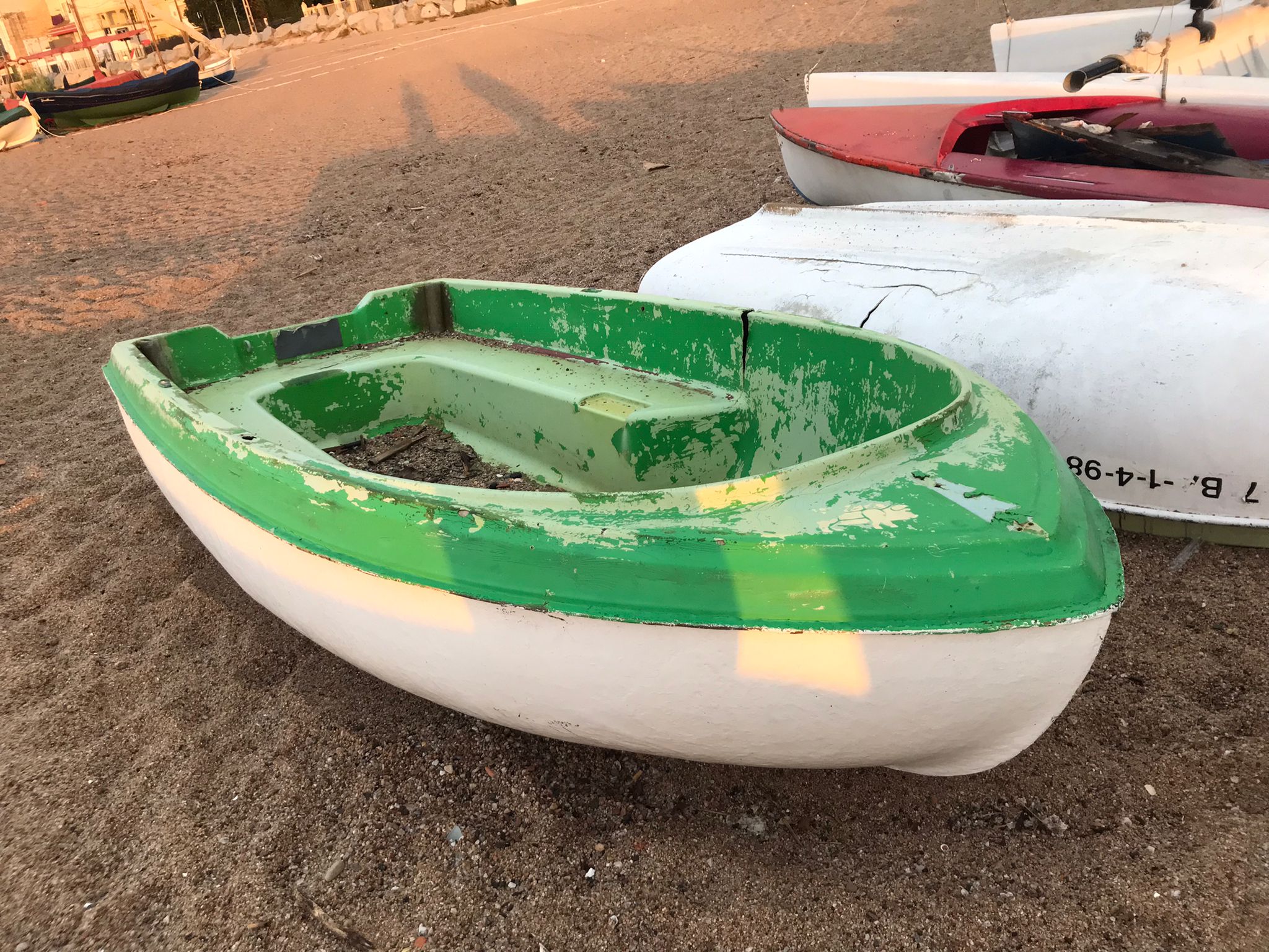 Retirada de barques abandonades a la platja