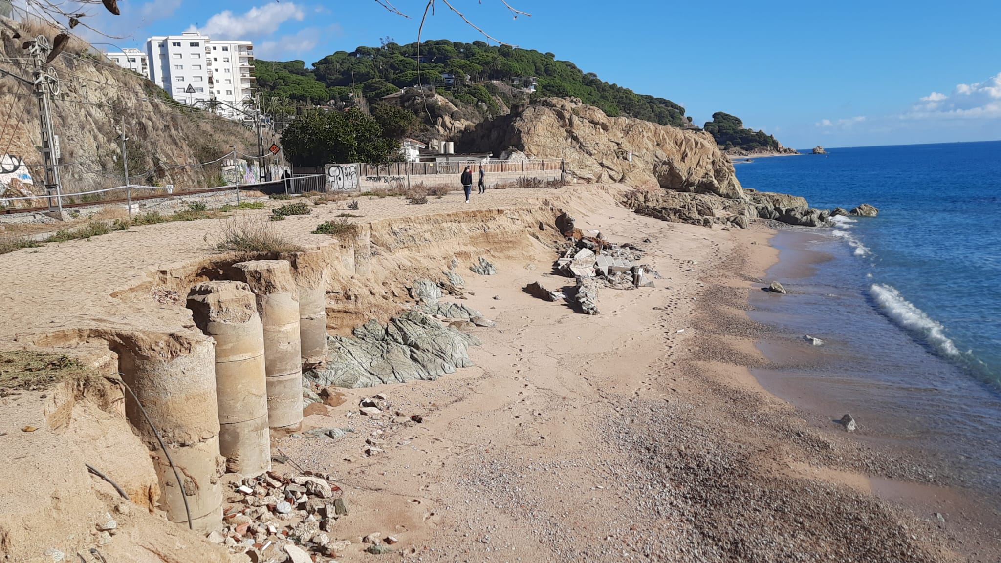 El temporal de mar altera el perfil de les platges de Sant Pol