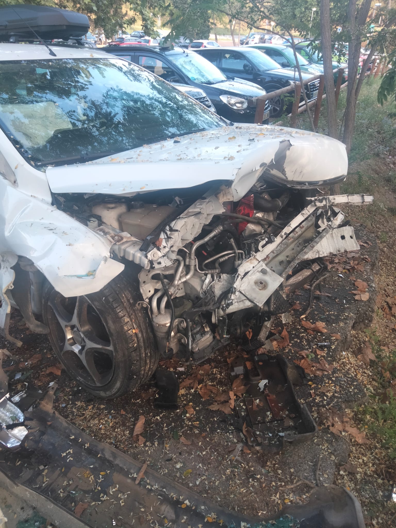 Aparatós accident a l'aparcament dels Garrofers
