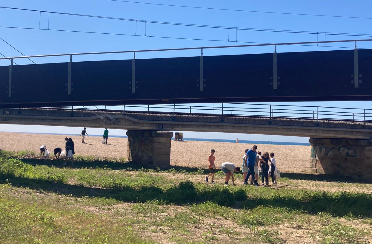 Neteja de la riera en el Dia Mundial del Medi Ambient