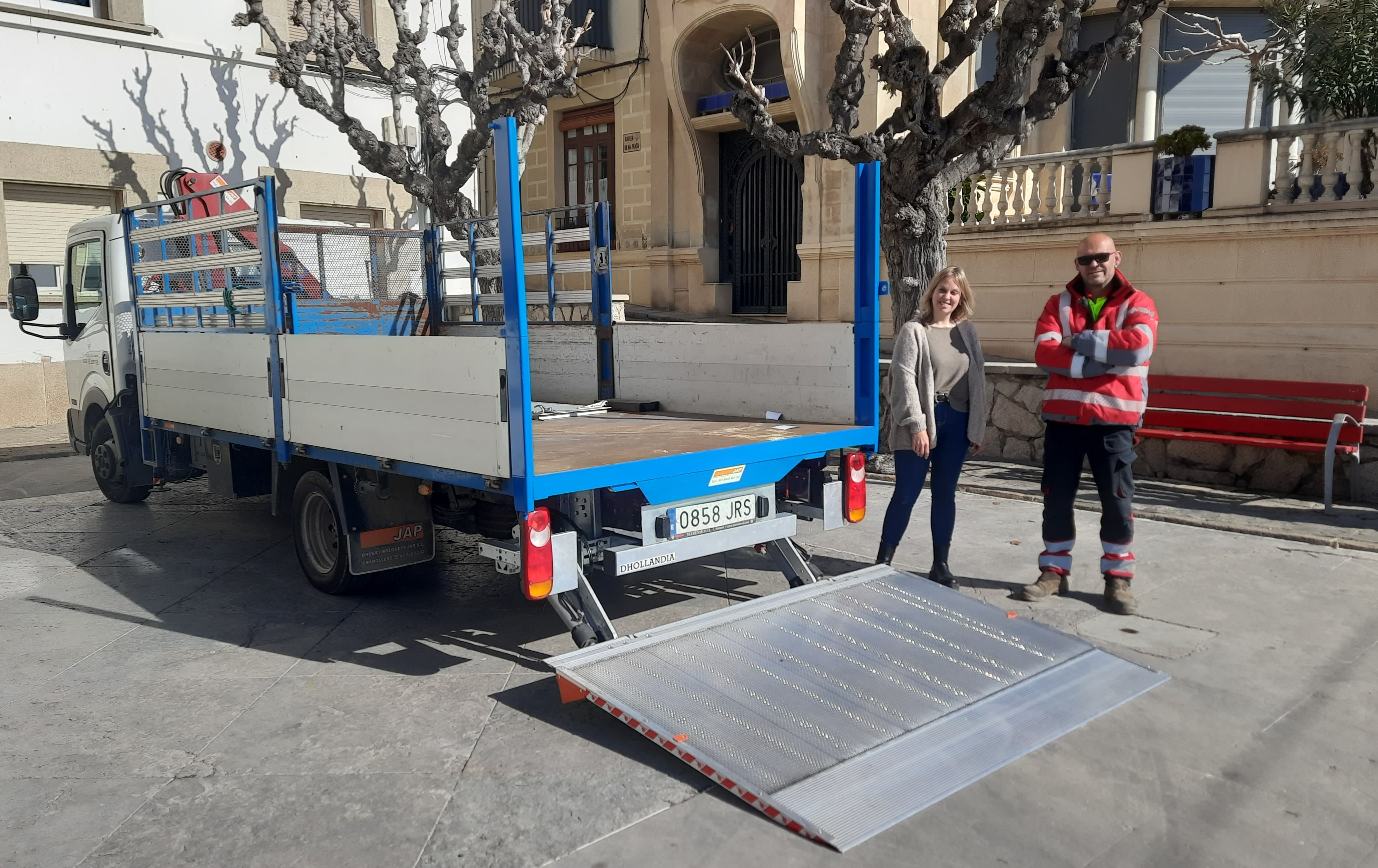 El camió de la Brigada incorpora una plataforma elevadora