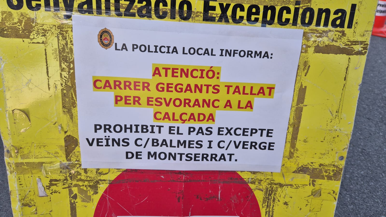 Tallat el carrer Gegants per un esvoranc a la calçada